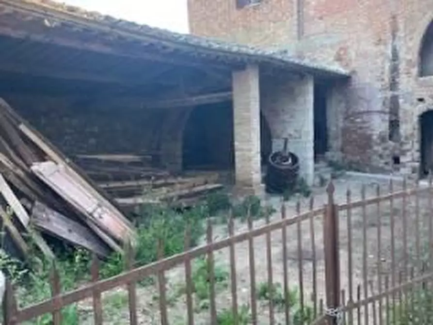 Immagine 9 di Casa colonica in vendita  a Asciano