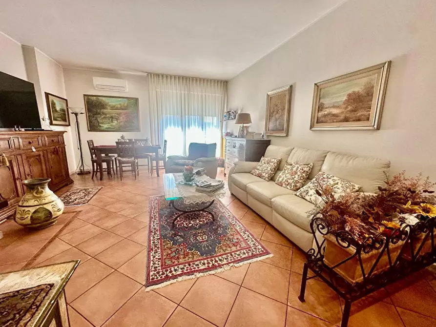 Immagine 1 di Appartamento in vendita  a Carrara