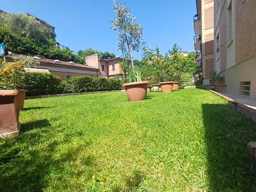 Immagine 3 di Appartamento in vendita  a Siena