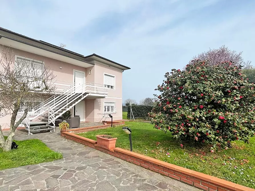 Immagine 1 di Villa in vendita  a Lucca