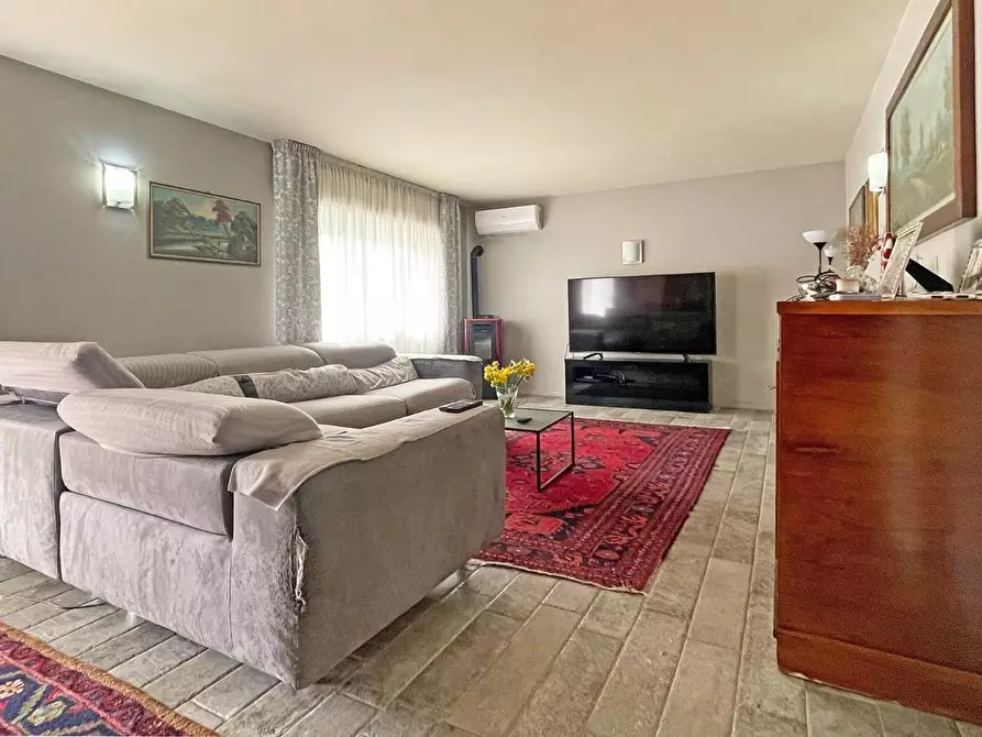 Immagine 4 di Villa in vendita  a Lucca