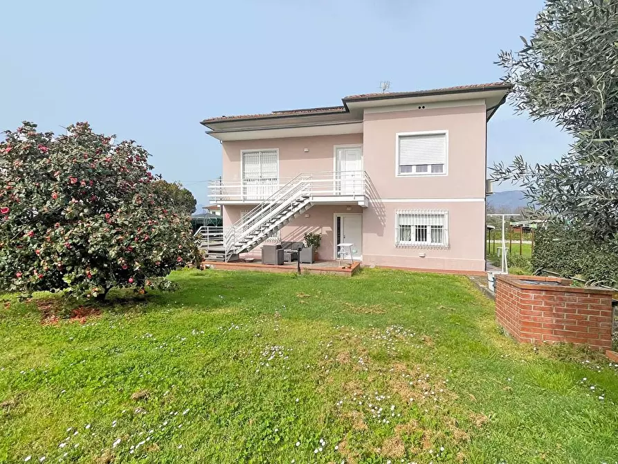 Immagine 2 di Villa in vendita  a Lucca