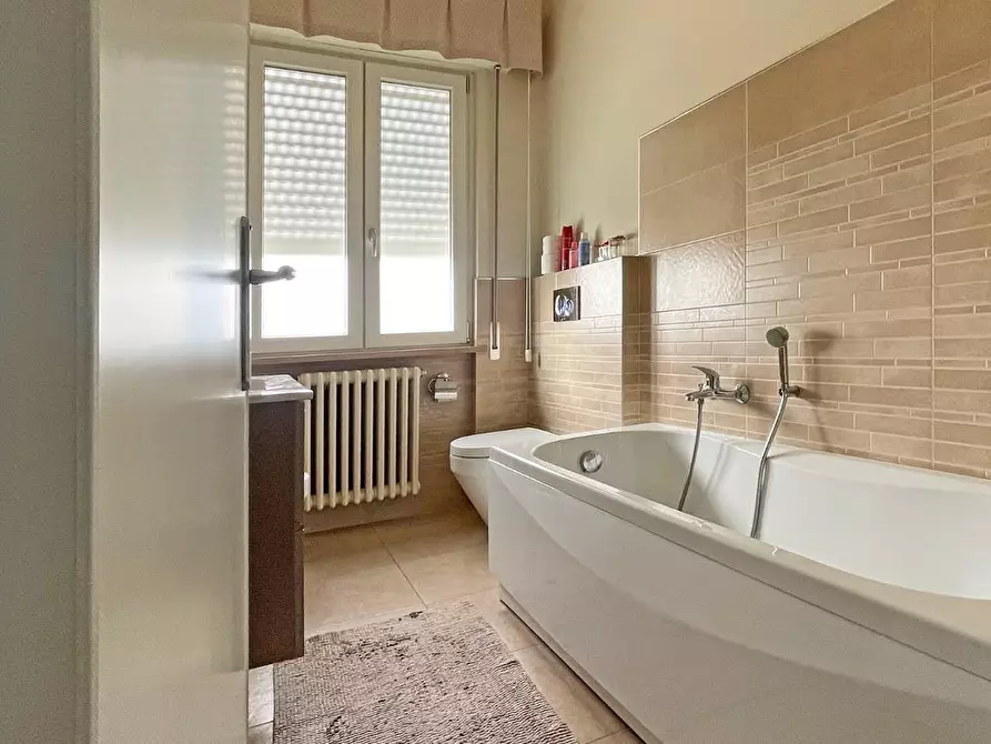 Immagine 41 di Villa in vendita  a Lucca