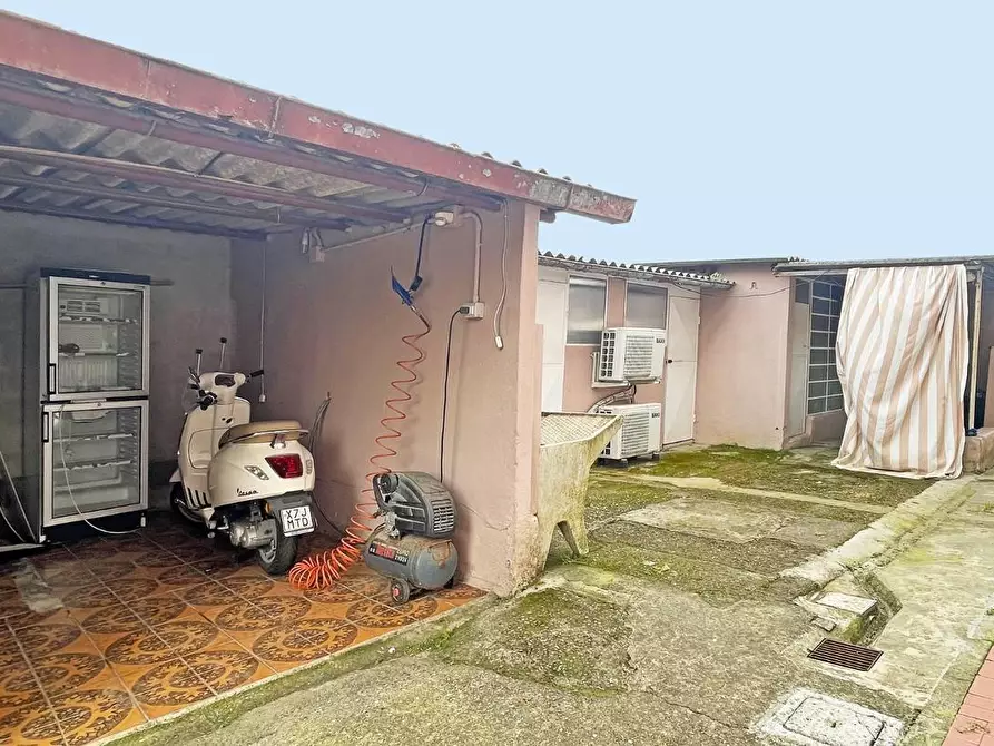 Immagine 61 di Villa in vendita  a Lucca