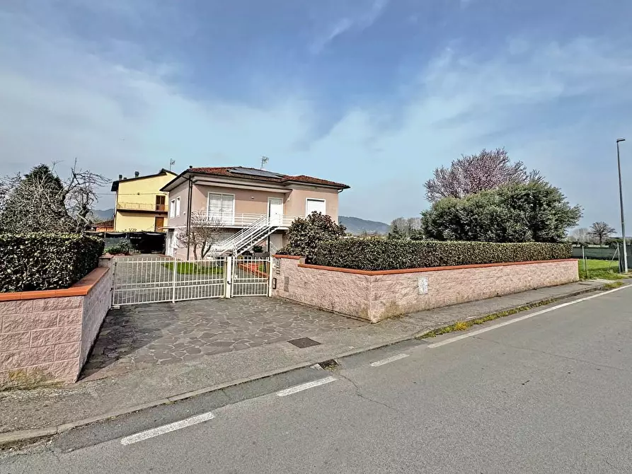 Immagine 15 di Villa in vendita  a Lucca