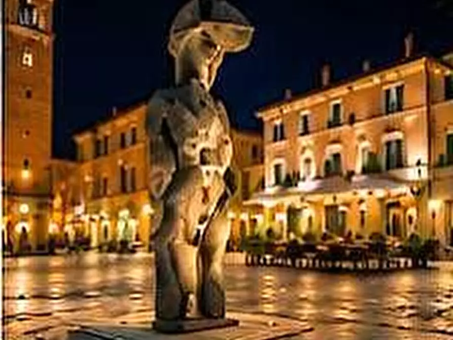 Immagine 26 di Attività artigianale in vendita  a Pietrasanta