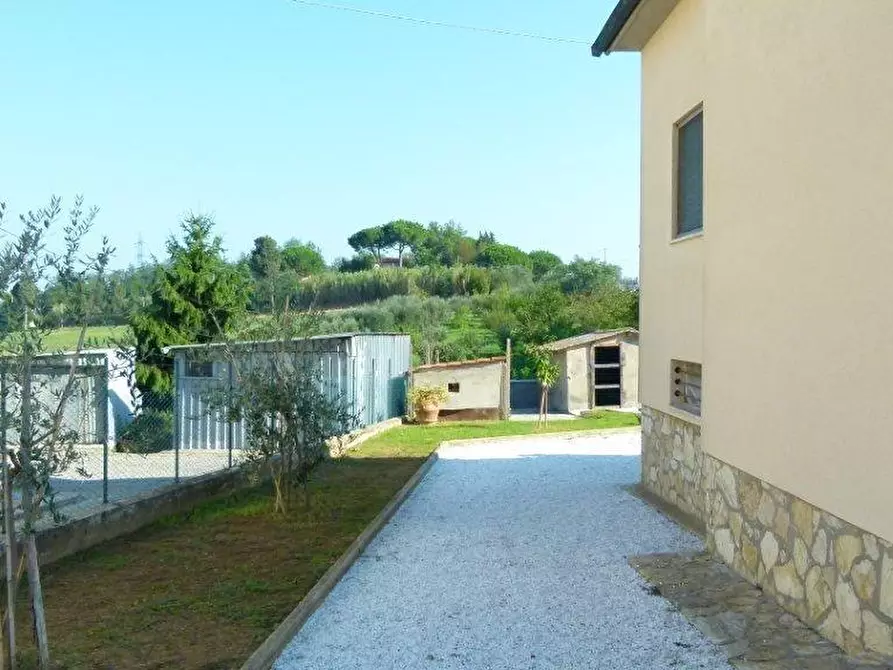 Immagine 1 di Villa in vendita  a Crespina Lorenzana
