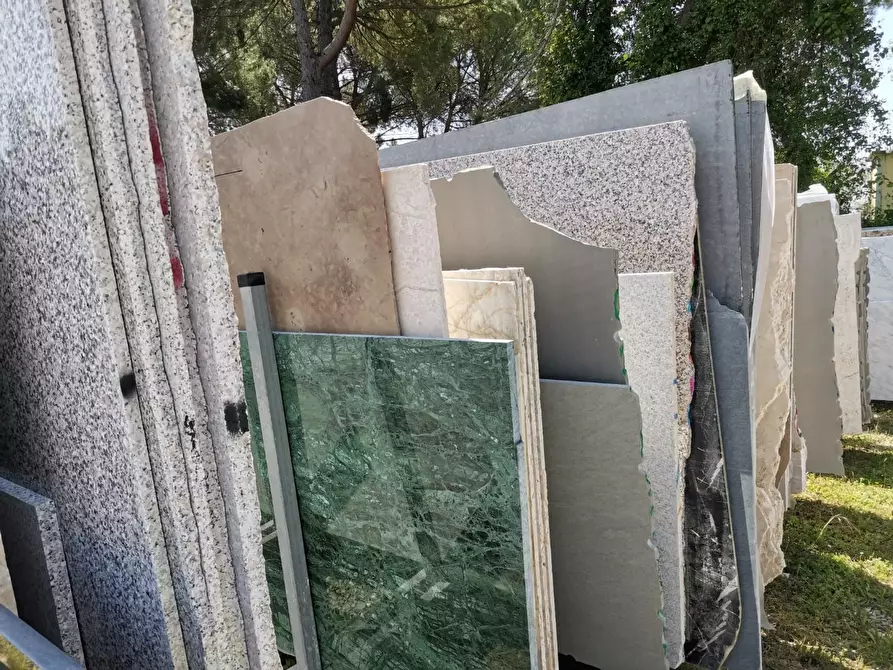 Immagine 2 di Attività commerciale in vendita  a Poggibonsi