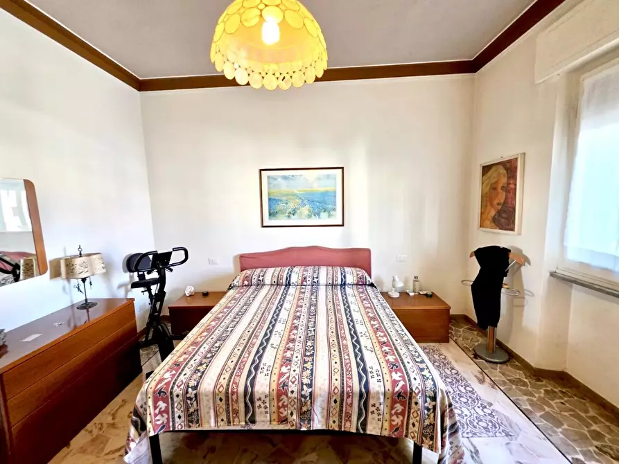 Immagine 11 di Appartamento in vendita  a Viareggio