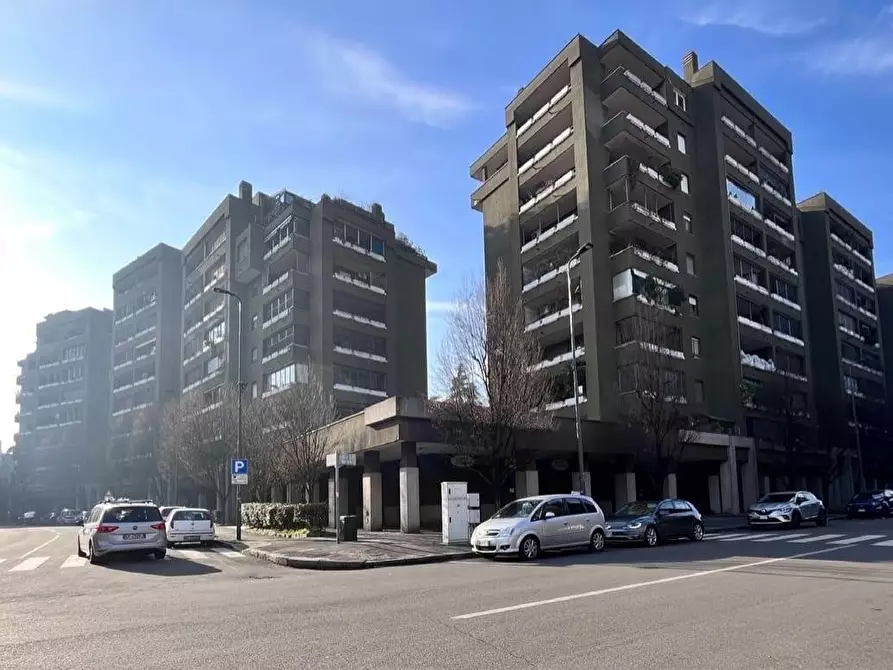 Immagine 2 di Negozio in vendita  a Milano