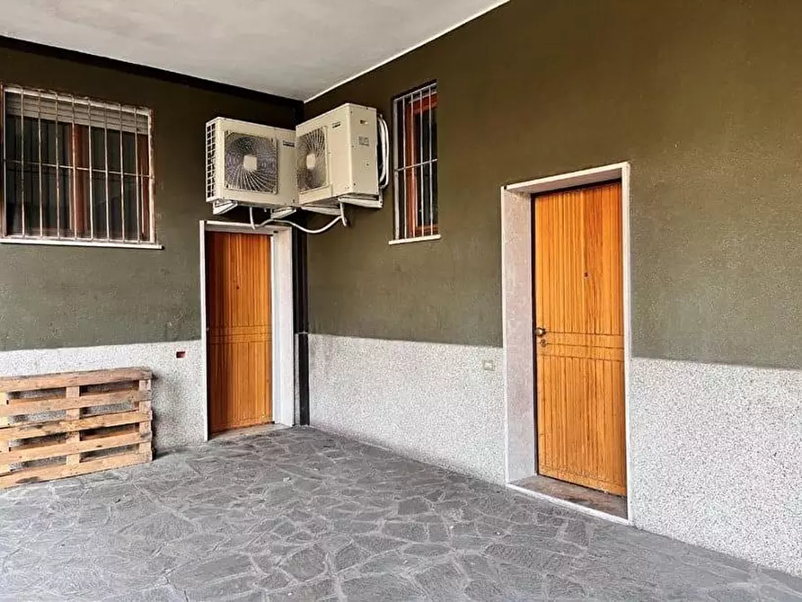 Immagine 8 di Negozio in vendita  a Milano