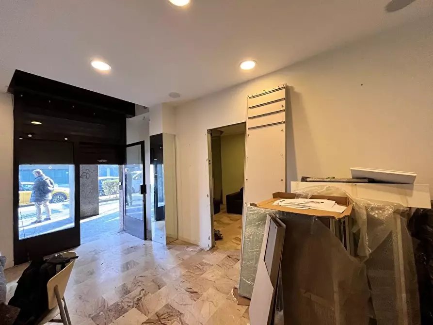 Immagine 4 di Negozio in vendita  a Milano