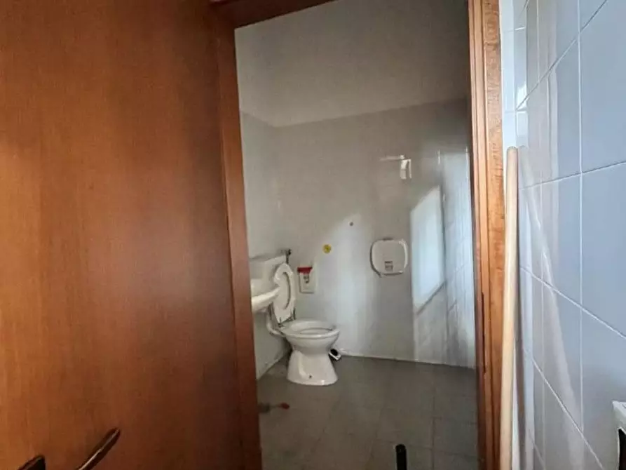 Immagine 11 di Negozio in vendita  a Milano