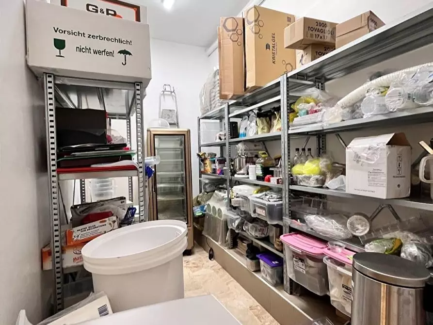 Immagine 6 di Negozio in vendita  a Milano