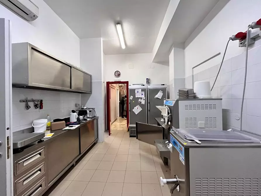 Immagine 2 di Negozio in vendita  a Milano