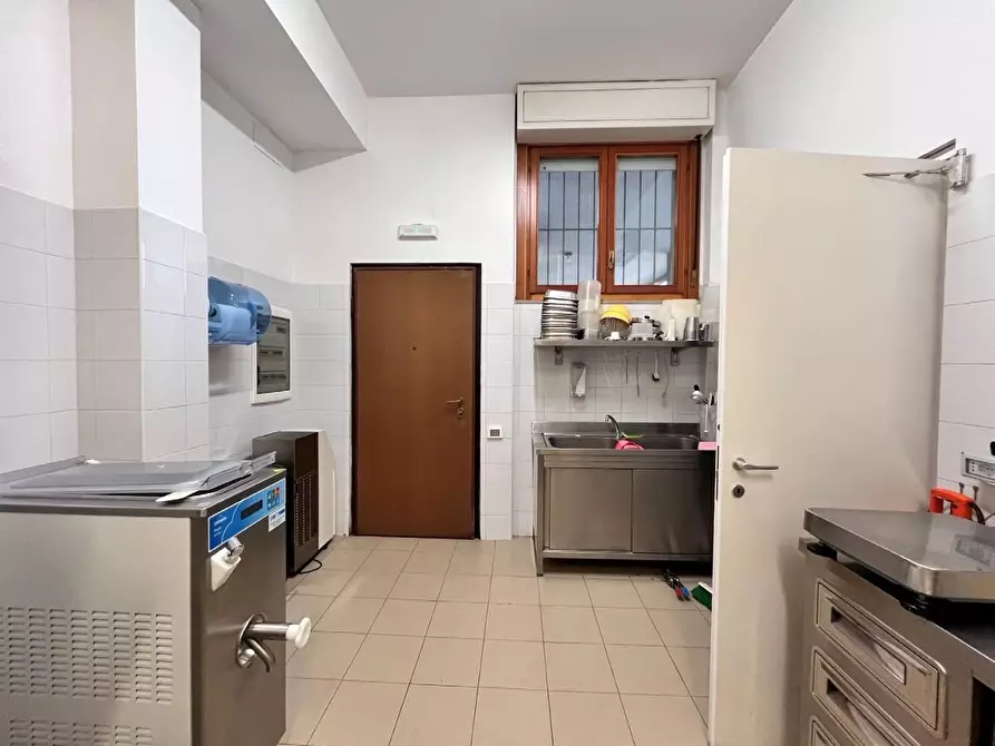 Immagine 8 di Negozio in vendita  a Milano