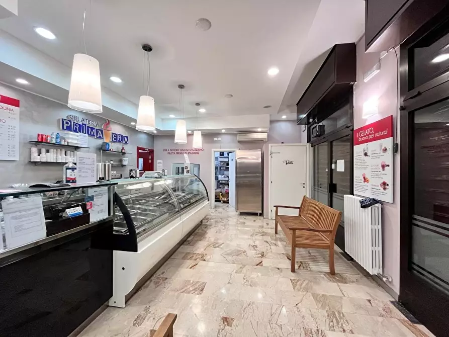 Immagine 4 di Negozio in vendita  a Milano