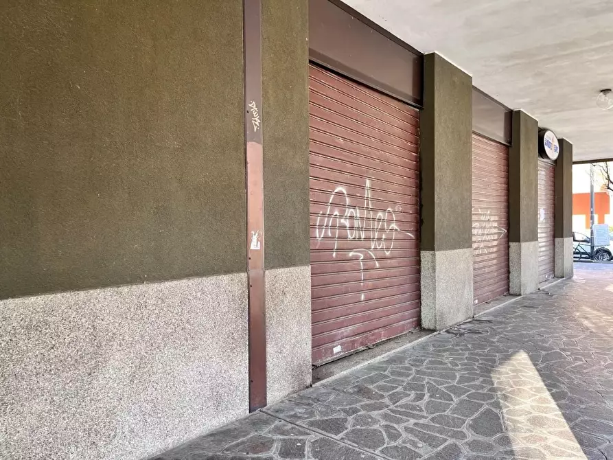 Immagine 13 di Negozio in vendita  a Milano