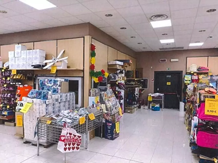 Immagine 4 di Negozio in vendita  a Torricella Verzate