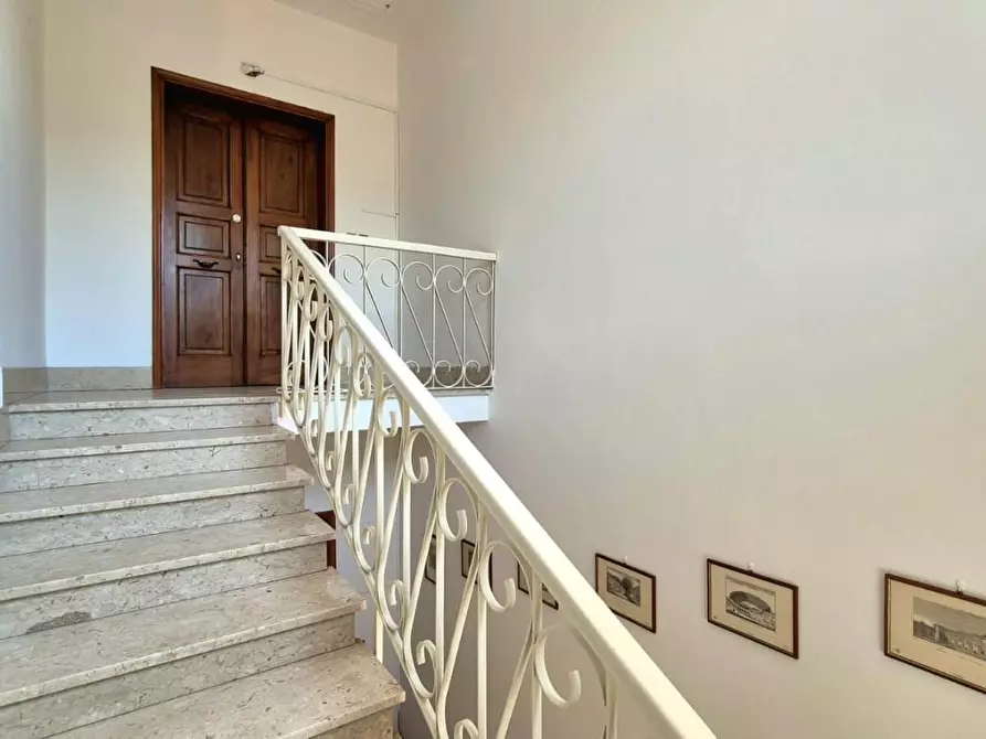 Immagine 17 di Appartamento in vendita  a Lucca