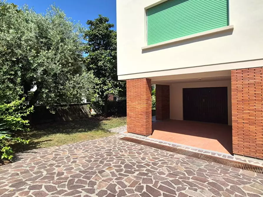 Immagine 19 di Appartamento in vendita  a Lucca