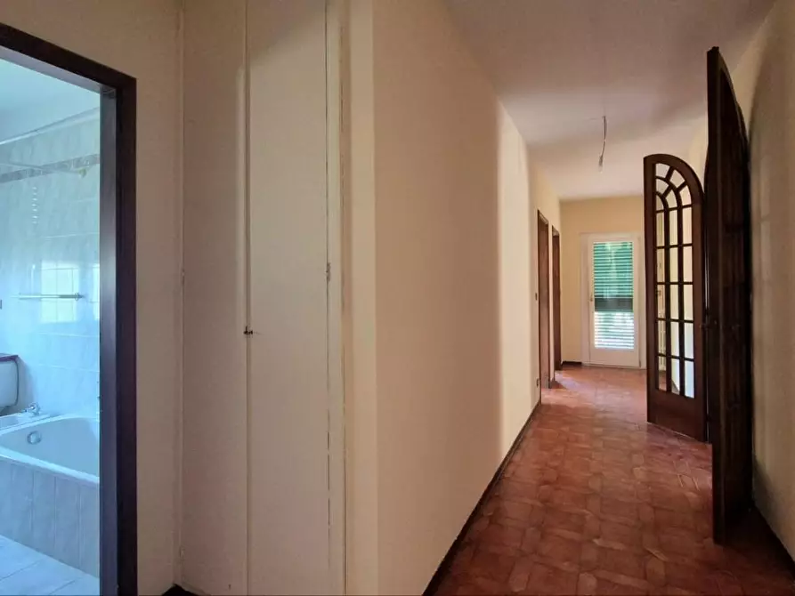 Immagine 11 di Appartamento in vendita  a Lucca