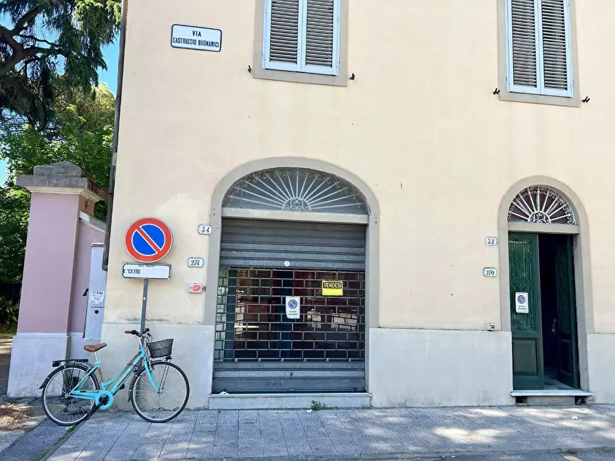 Immagine 6 di Negozio in vendita  a Lucca