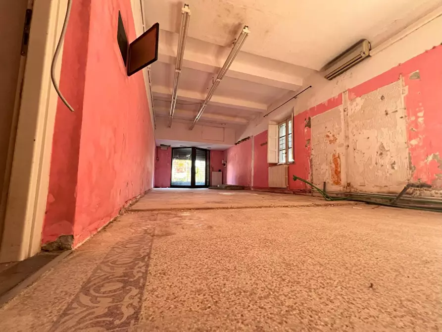 Immagine 1 di Negozio in vendita  a Lucca