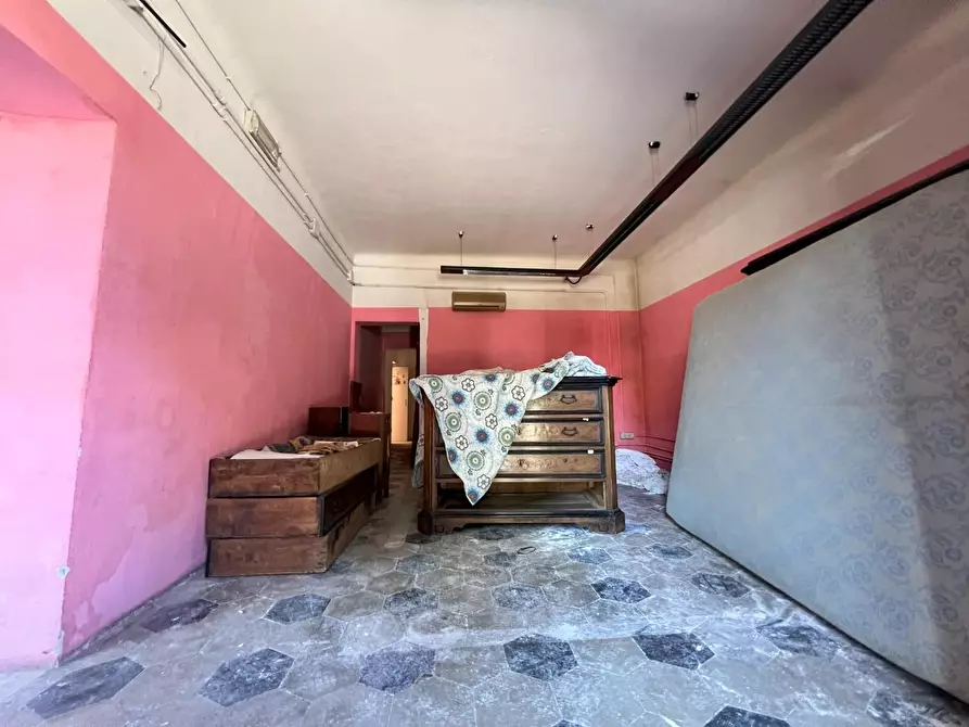 Immagine 2 di Negozio in vendita  a Lucca