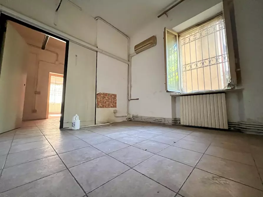 Immagine 5 di Negozio in vendita  a Lucca