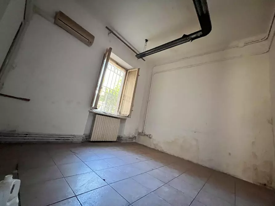 Immagine 4 di Negozio in vendita  a Lucca