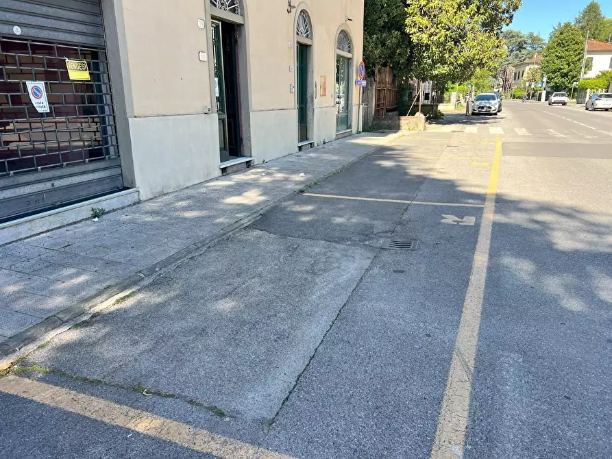 Immagine 7 di Negozio in vendita  a Lucca