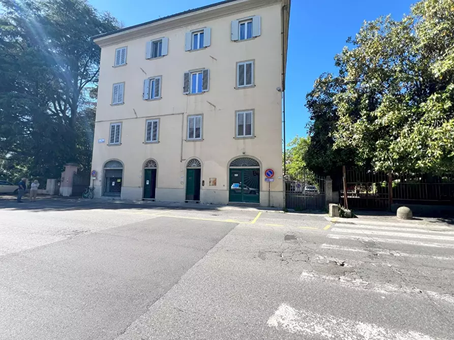 Immagine 2 di Negozio in vendita  a Lucca