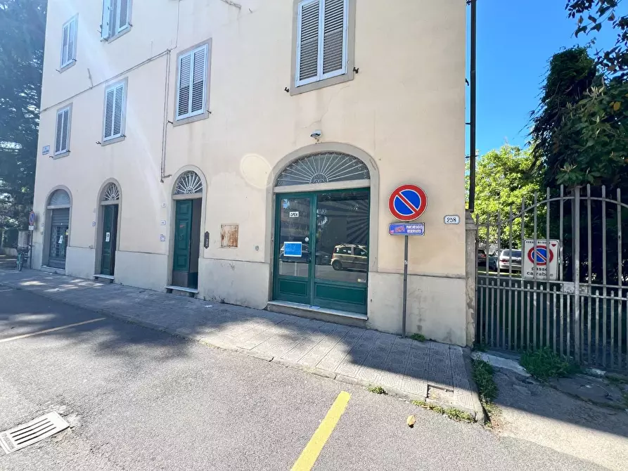 Immagine 1 di Negozio in vendita  a Lucca
