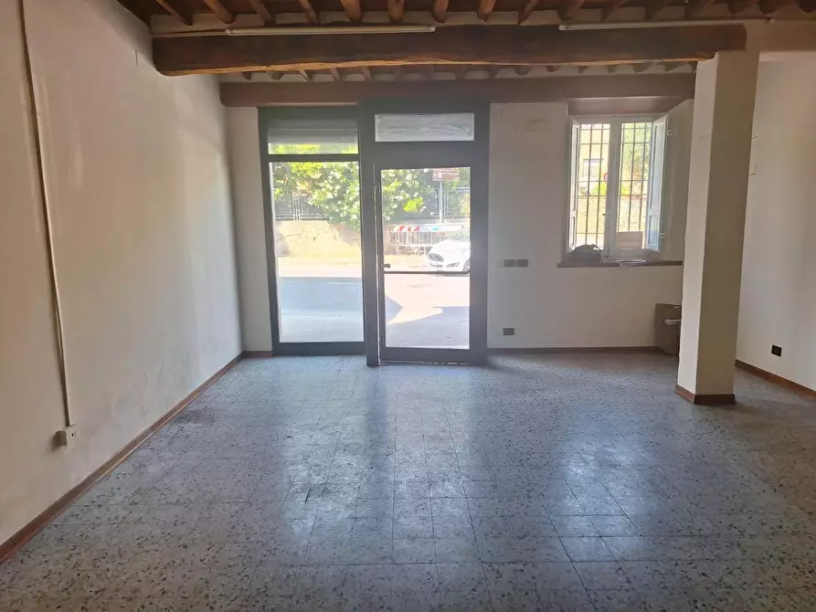 Immagine 2 di Capannone industriale in affitto  a Porcari