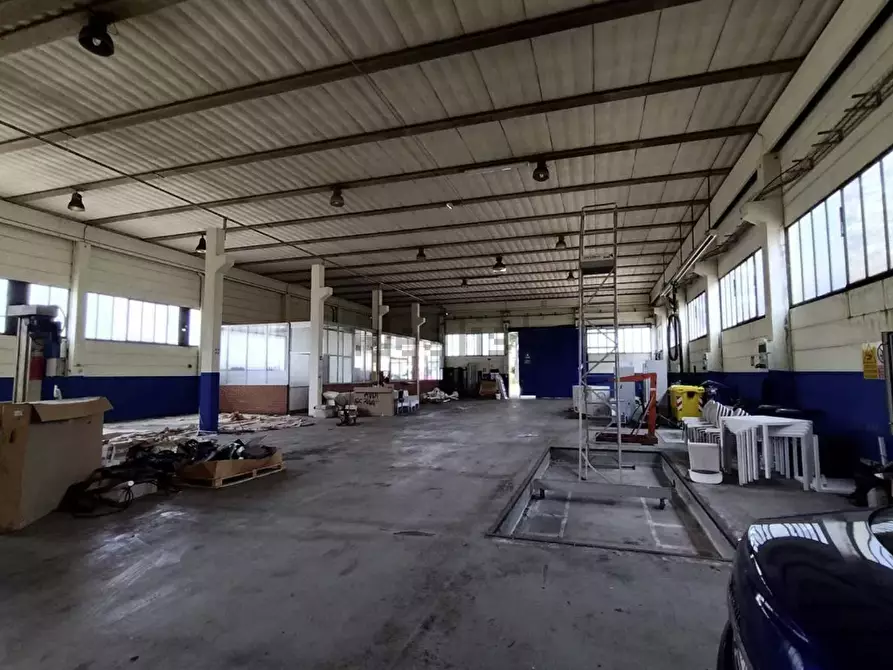 Immagine 2 di Attività artigianale in vendita  a Massa