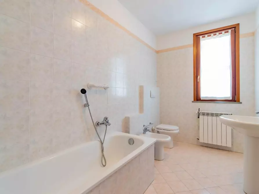 Immagine 15 di Villetta a schiera in vendita  a Cascina