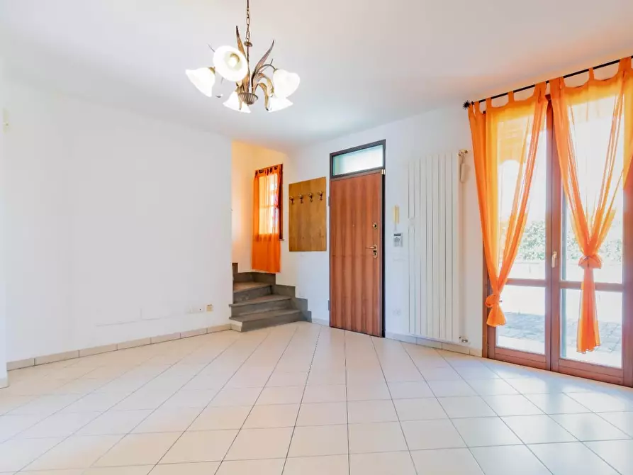 Immagine 2 di Villetta a schiera in vendita  a Cascina