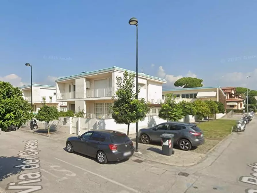 Immagine 2 di Casa trifamiliare in vendita  a Camaiore