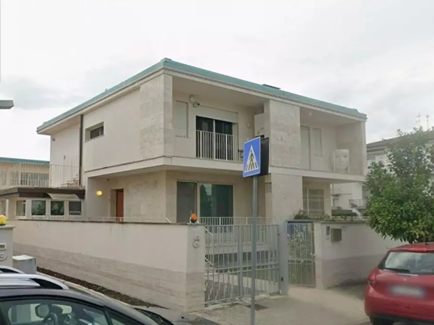 Immagine 1 di Casa trifamiliare in vendita  a Camaiore