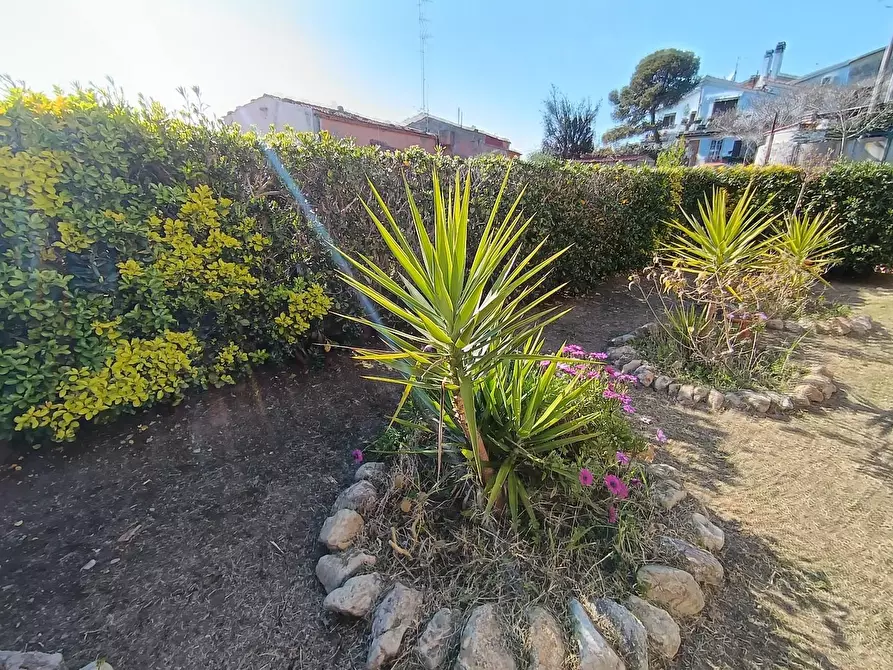 Immagine 2 di Villa in vendita  a Livorno