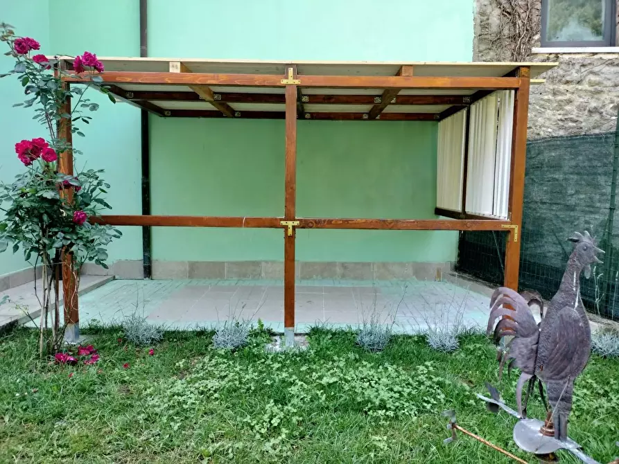 Immagine 2 di Porzione di casa in vendita  a Massa