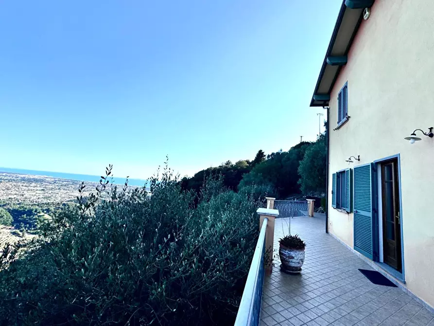 Immagine 2 di Casa colonica in vendita  a Pietrasanta