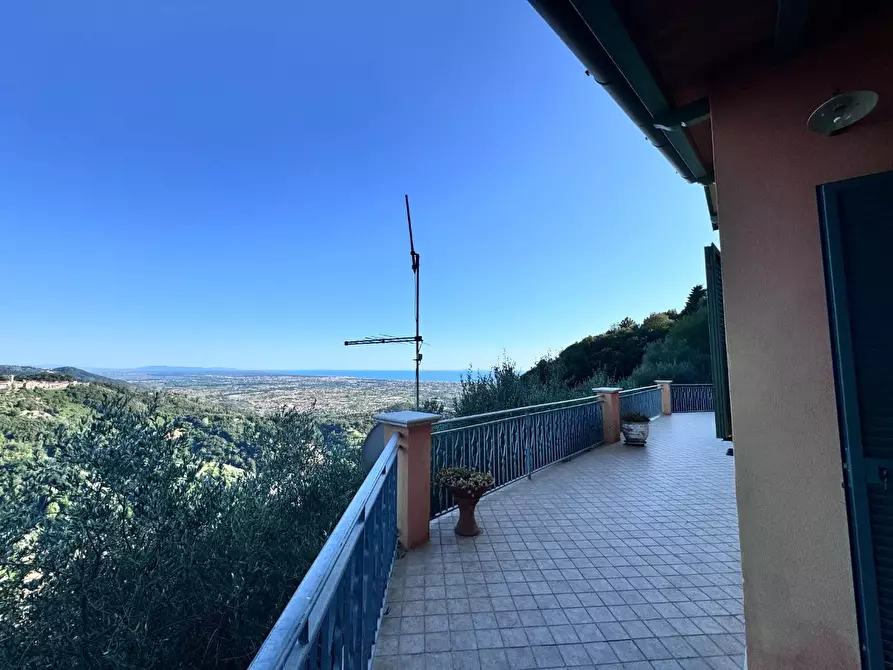 Immagine 9 di Casa colonica in vendita  a Pietrasanta