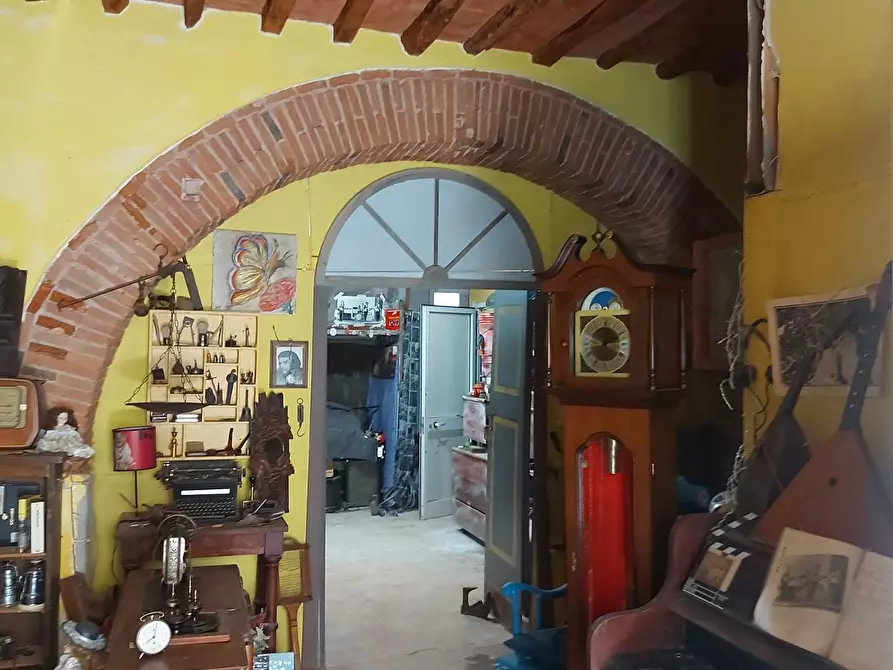 Immagine 1 di Magazzino in vendita  a Livorno