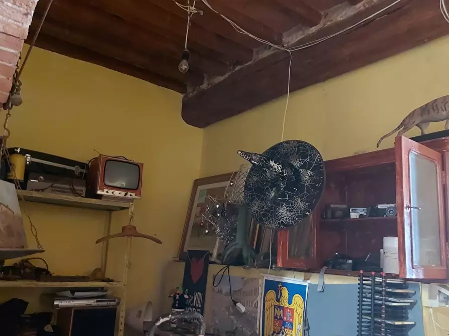 Immagine 5 di Magazzino in vendita  a Livorno