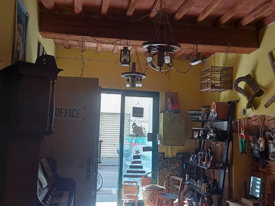 Immagine 8 di Magazzino in vendita  a Livorno