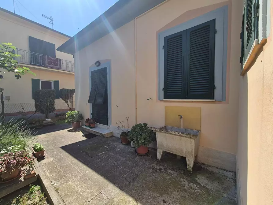 Immagine 5 di Villa in vendita  a Cascina