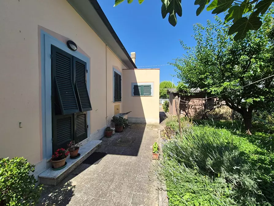 Immagine 1 di Villa in vendita  a Cascina