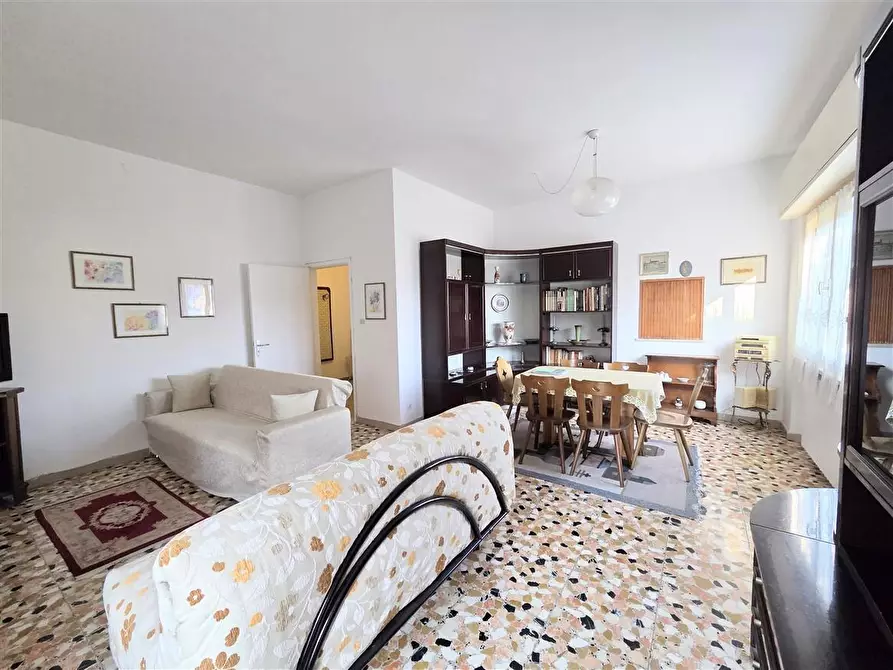Immagine 2 di Appartamento in vendita  a Massa